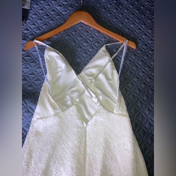 Lulu’s lace gown - Picture 6 of 11